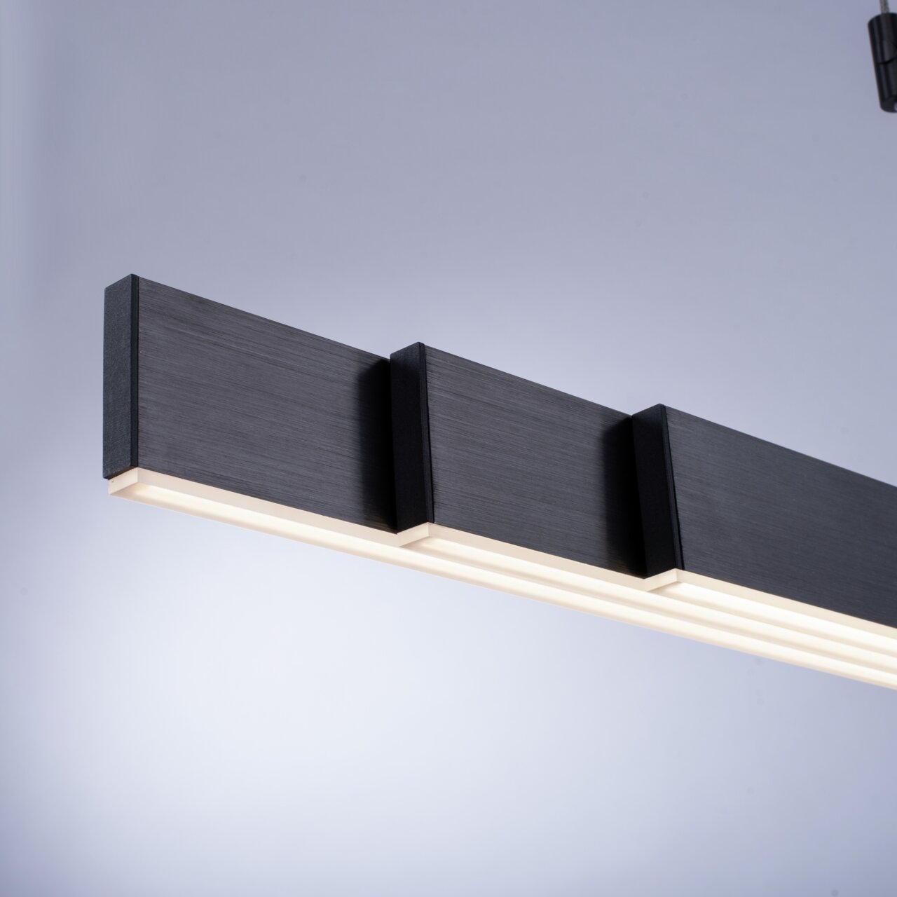Moderne LED-Pendelleuchte PURE MOTO in seitlicher Perspektive, mit schwarzem, rechteckigem Design und leuchtendem Lichtstreifen.
