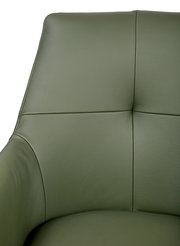 Nahaufnahme eines grünen Barhockers mit gepolsterter Rückenlehne, Vorderansicht