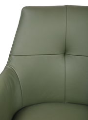 Nahaufnahme eines grünen Barhockers mit gepolsterter Rückenlehne, Vorderansicht