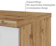 Nahaufnahme einer strapazierfähigen, HPL-beschichteten Arbeitsplatte in Holzoptik, seitliche Perspektive.