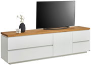 TV-Lowboard mit weißem Korpus und Holzoberfläche, darauf ein Fernseher und eine Vase mit Blumen, seitliche Perspektive