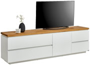 TV-Lowboard mit weißem Korpus und Holzoberfläche, darauf ein Fernseher und eine Vase mit Blumen, seitliche Perspektive