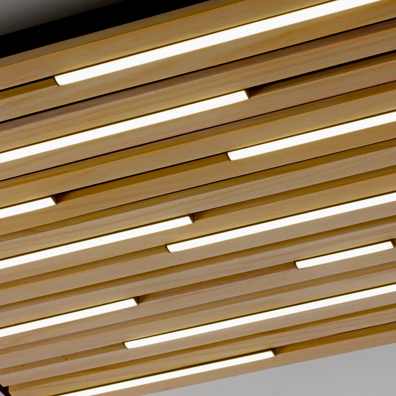 Moderne Wand- und Deckenleuchte Q-AKUS aus Holzlamellen mit integrierter LED-Beleuchtung, Perspektive von unten.