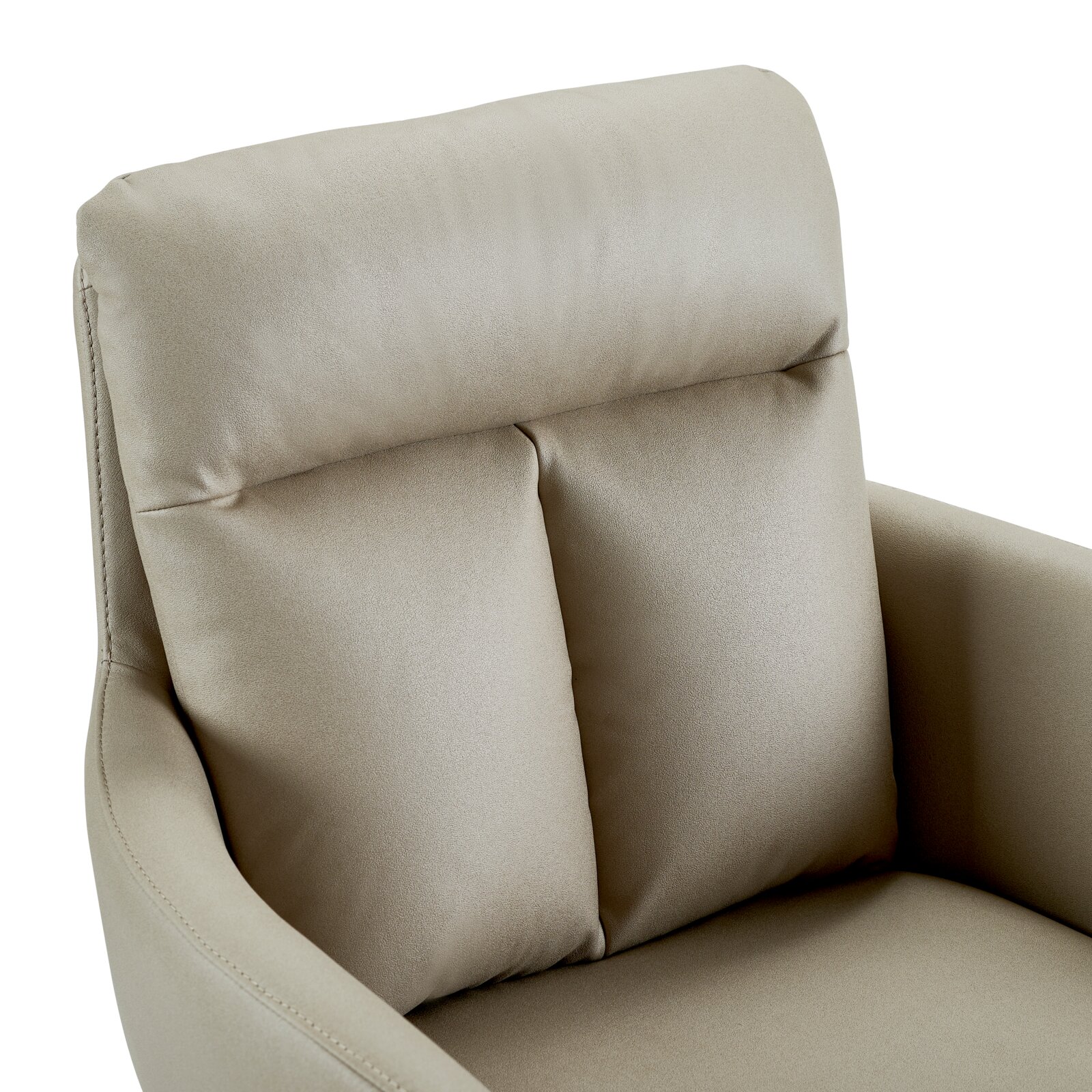 Close-up van een beige fauteuil met gestoffeerde rugleuning en armleuningen, gezien vanaf de voorkant.