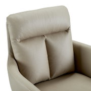 Close-up van een beige fauteuil met gestoffeerde rugleuning en armleuningen, gezien vanaf de voorkant.