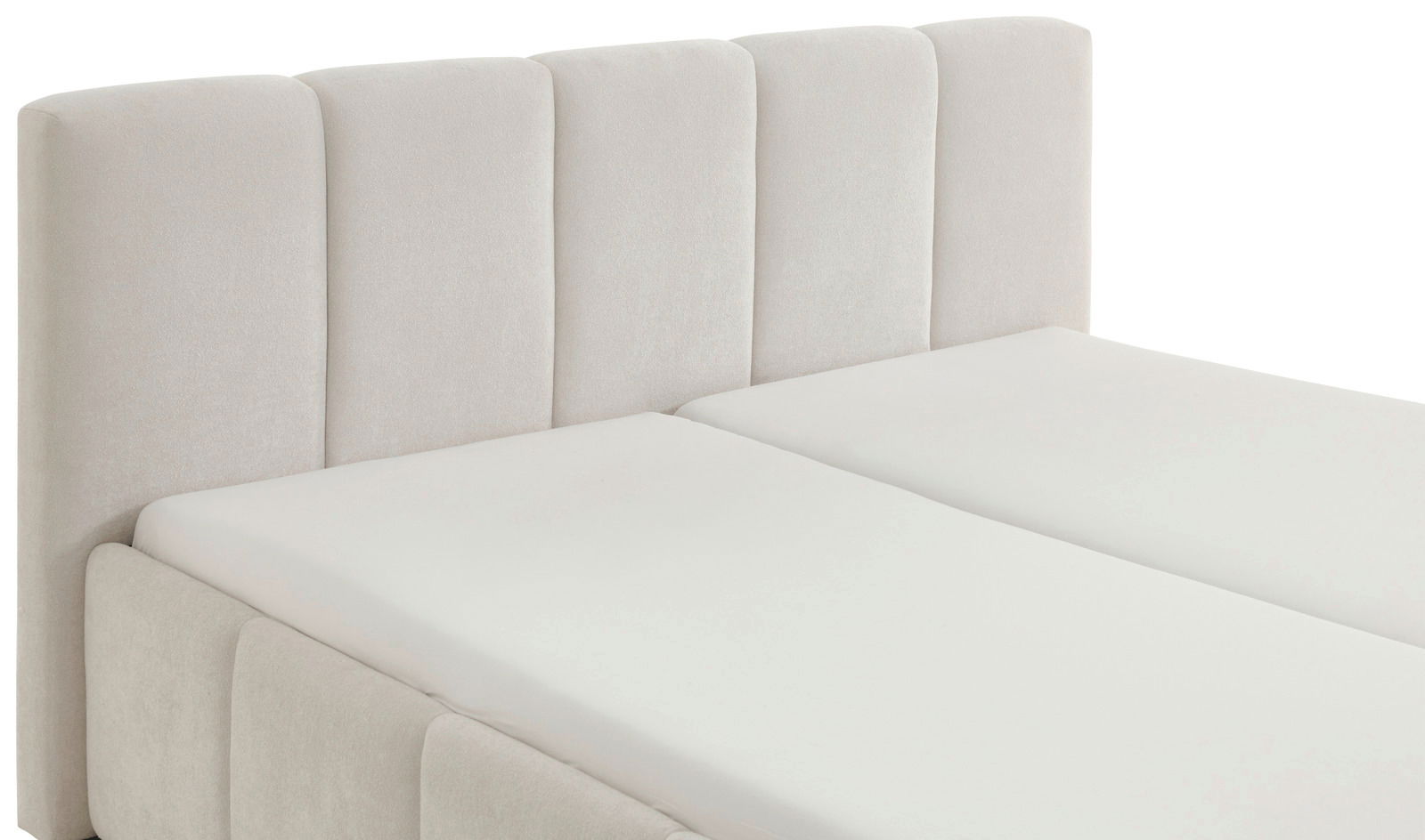 Polsterbett mit hellem Stoffbezug und vertikal gestepptem Kopfteil, seitliche Perspektive