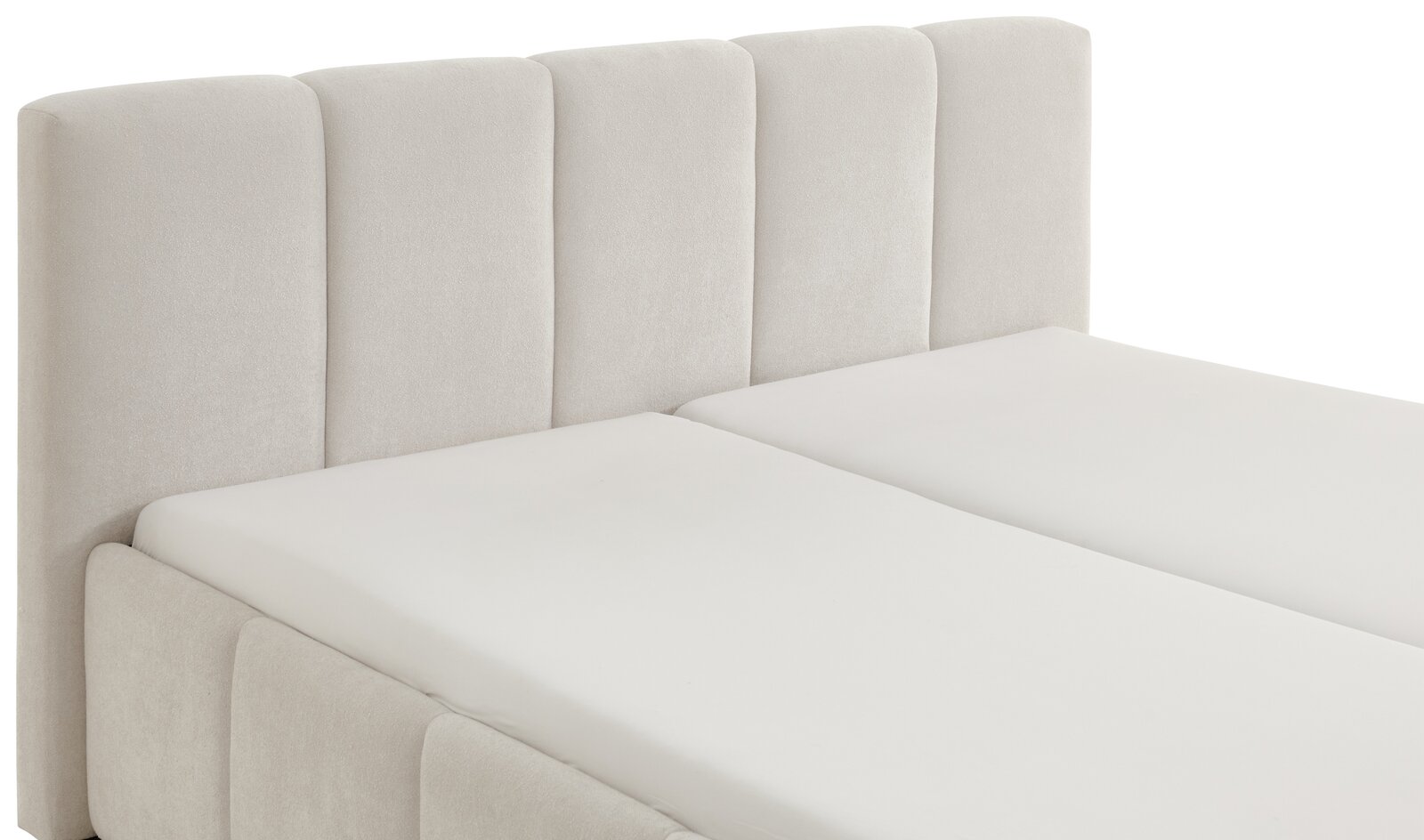 Polsterbett mit hellem Stoffbezug und vertikal gestepptem Kopfteil, seitliche Perspektive