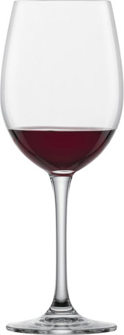 Ein elegantes Wasser- und Rotweinglas Classico, gefüllt mit Rotwein, aus der Frontalperspektive.