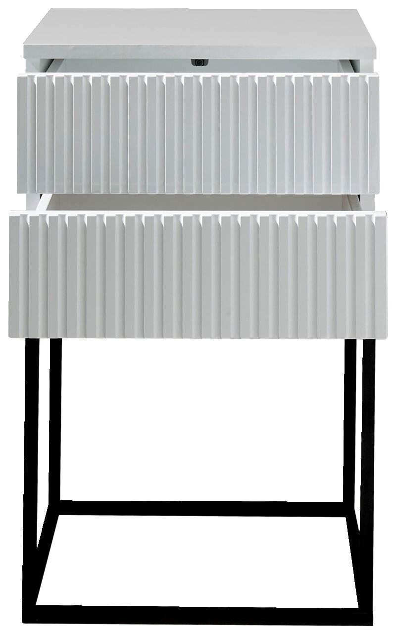 Moderne Nachtkommode mit zwei Schubladen in Frontansicht, geriffelte weiße Oberfläche und schwarzes Metallgestell.