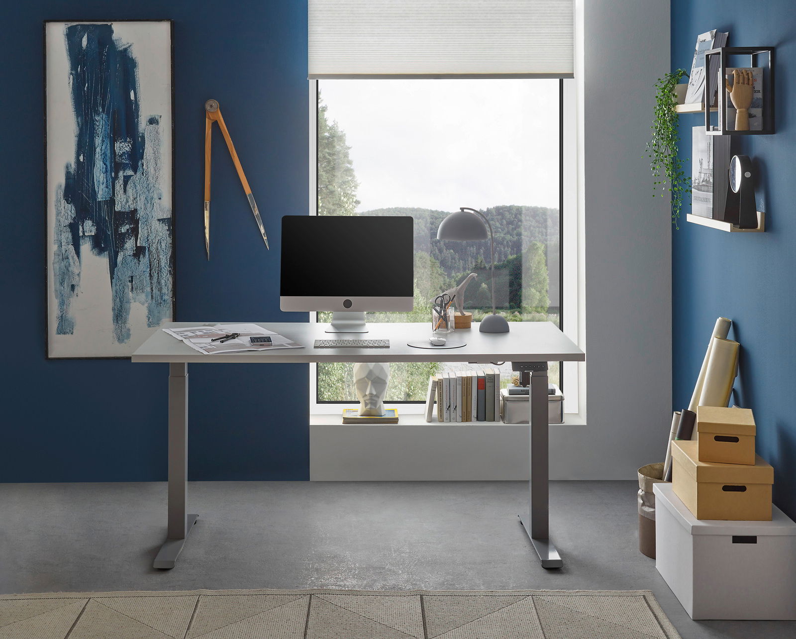 Moderner höhenverstellbarer E-Schreibtisch in einem stilvollen Büro mit Blick auf die Natur durch ein großes Fenster, frontal betrachtet.