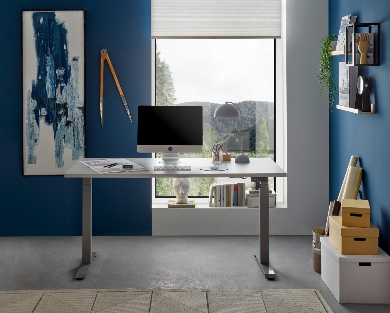 Moderner höhenverstellbarer E-Schreibtisch in einem stilvollen Büro mit Blick auf die Natur durch ein großes Fenster, frontal betrachtet.