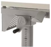 Nahaufnahme eines höhenverstellbaren Schreibtischmechanismus mit Kurbel und Skala.