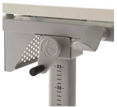 Nahaufnahme eines höhenverstellbaren Schreibtischmechanismus mit Kurbel und Skala.