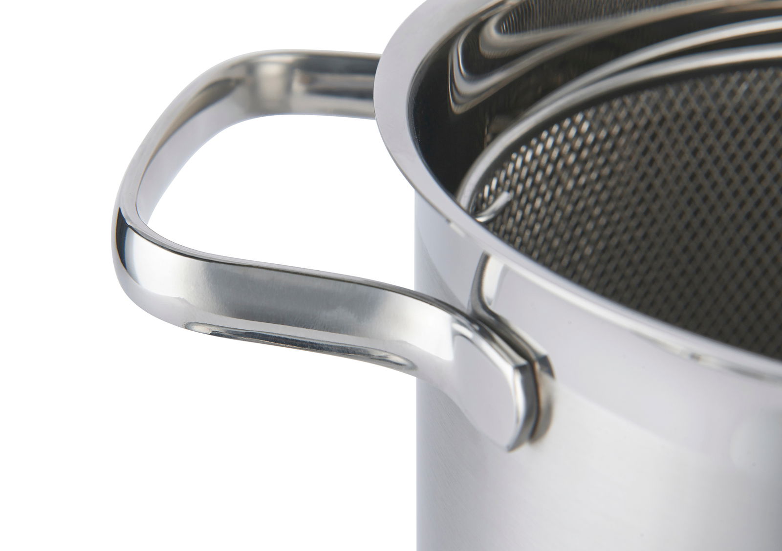 Nahaufnahme eines Edelstahl-Spargel- und Pastatopfs mit Griff und Siebeinsatz, seitliche Perspektive