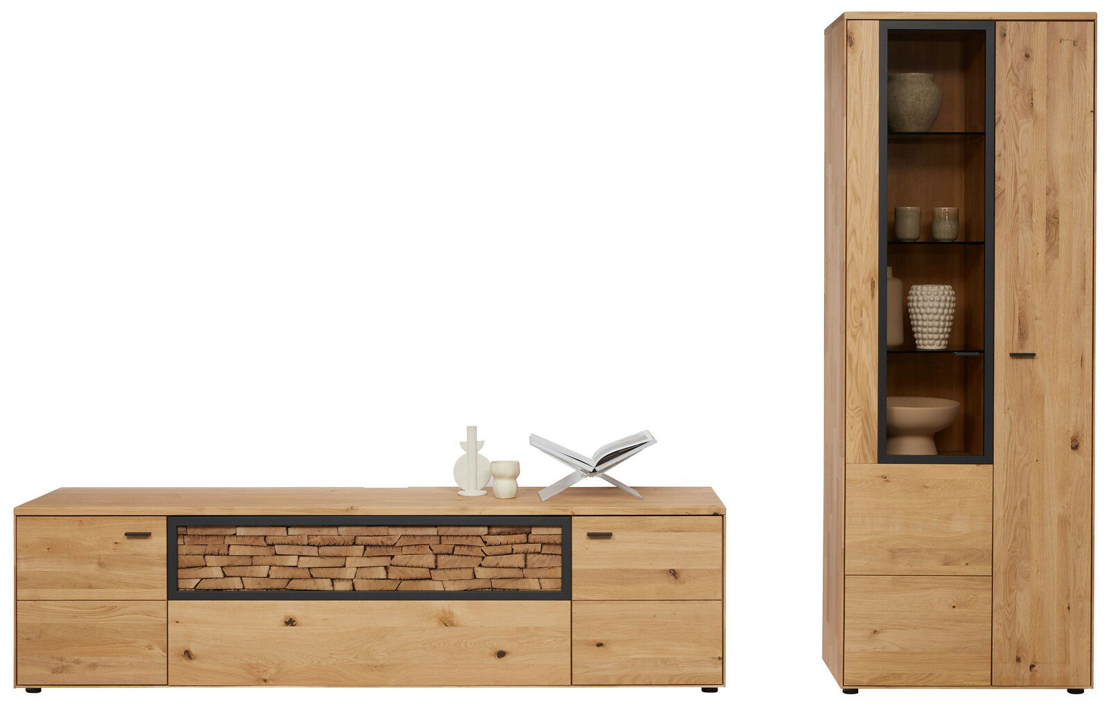 Frontale Ansicht der Valnatura Wandkombination VALS aus Holz mit einem niedrigen Sideboard und einem hohen Schrank mit Glastür.