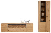 Frontale Ansicht der Valnatura Wandkombination VALS aus Holz mit einem niedrigen Sideboard und einem hohen Schrank mit Glastür.
