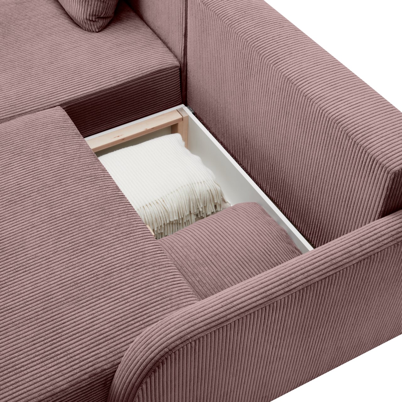 Nahaufnahme einer Rundecke mit Stauraum, geöffnet, um eine gefaltete Decke zu zeigen. Perspektive von oben.