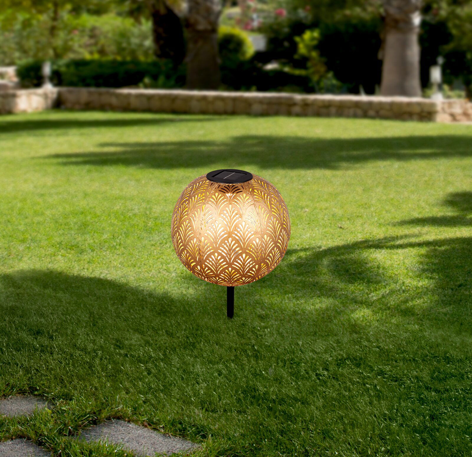 Ambia Garden Solarleuchte MARAKESH Solarleuchte mit dekorativem Muster auf einer grünen Rasenfläche, seitliche Perspektive