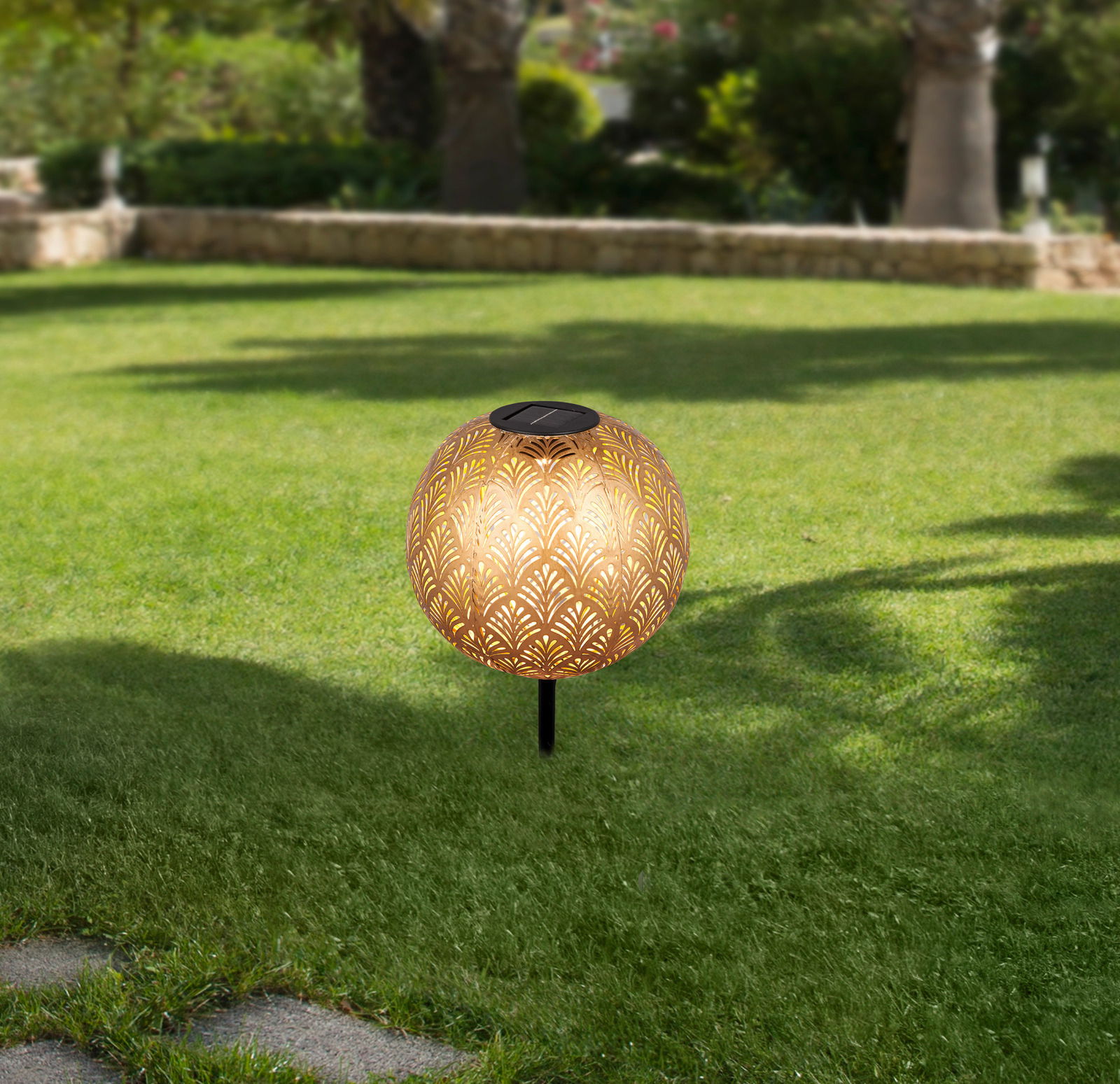 Ambia Garden Solarleuchte MARAKESH Solarleuchte mit dekorativem Muster auf einer grünen Rasenfläche, seitliche Perspektive