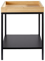 Moderne bijzettafel met houten blad en zwart metalen onderstel, vooraanzicht