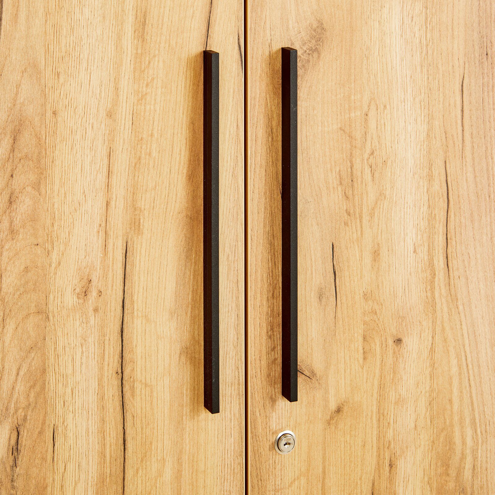 Nahaufnahme eines Aktenschranks mit Holzoptik und schwarzen Griffen, frontale Perspektive