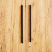 Close-up van een archiefkast met houtlook en zwarte handgrepen, gezien van voren