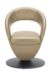 Moderner, beige Sessel mit runder Rückenlehne und schwarzem Sockel, Frontalansicht.