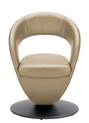 Moderner, beige Sessel mit runder Rückenlehne und schwarzem Sockel, Frontalansicht.