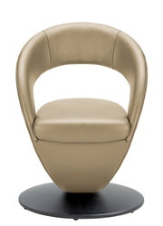 Moderner, beige Sessel mit runder Rückenlehne und schwarzem Sockel, Frontalansicht.