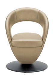 Moderner, beige Sessel mit runder Rückenlehne und schwarzem Sockel, Frontalansicht.