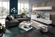 Modernes Wohnzimmer mit grauem Ecksofa, weißem Couchtisch und TV-Lowboard in einer stilvollen, hellen Umgebung. Perspektive von vorne.