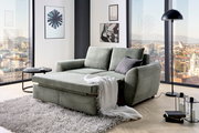 Funktionssofa in einem modernen Wohnzimmer mit Panoramablick, von vorne betrachtet.