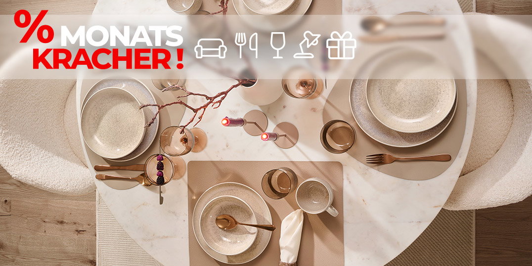 Een gedekte eettafel in beige met servies en glazen, met daarboven ‘% Knaller van de maand!’ en witte wooniconen.