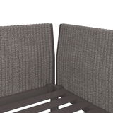 Nahaufnahme der Rückseite eines 3-Sitzer Sofas mit grauem Stoffbezug und Metallrahmen, von hinten betrachtet.