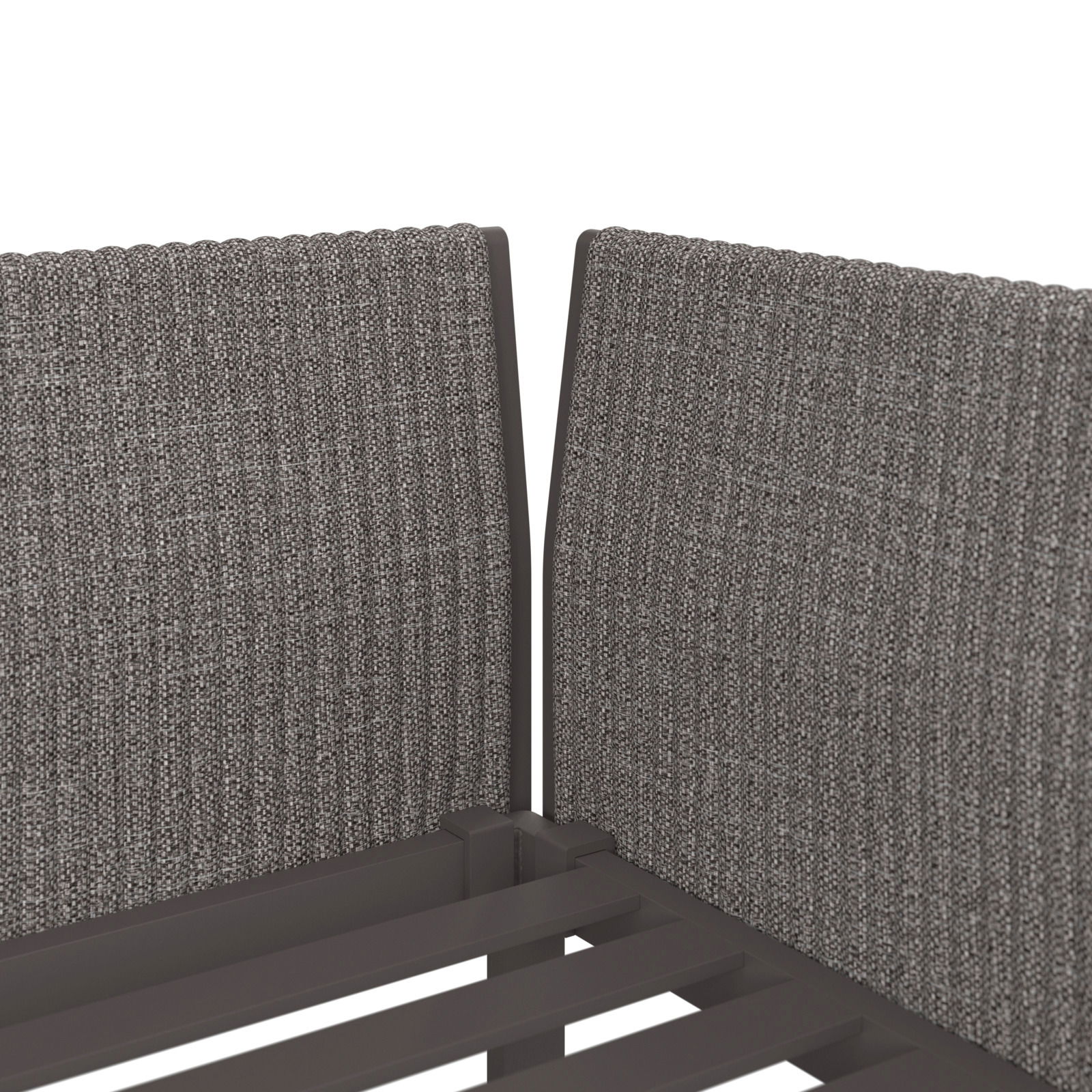 Nahaufnahme der Rückseite eines 3-Sitzer Sofas mit grauem Stoffbezug und Metallrahmen, von hinten betrachtet.