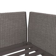 Nahaufnahme der Rückseite eines 3-Sitzer Sofas mit grauem Stoffbezug und Metallrahmen, von hinten betrachtet.