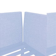 Nahaufnahme der Rückseite eines 3-Sitzer Sofas mit grauem Stoffbezug und Metallrahmen, von hinten betrachtet.