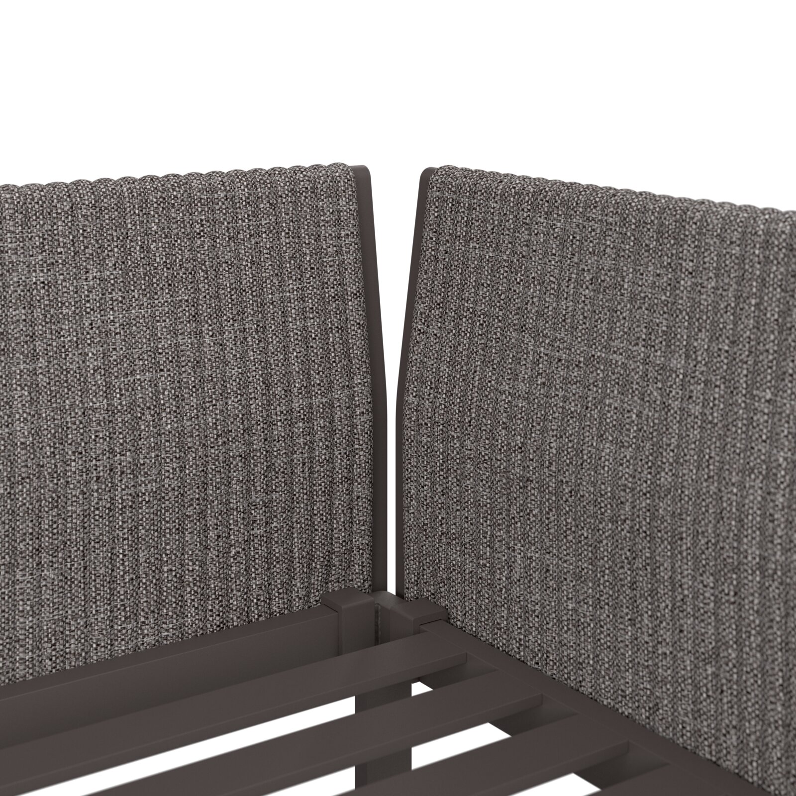 Nahaufnahme der Rückseite eines 3-Sitzer Sofas mit grauem Stoffbezug und Metallrahmen, von hinten betrachtet.