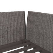 Nahaufnahme der Rückseite eines 3-Sitzer Sofas mit grauem Stoffbezug und Metallrahmen, von hinten betrachtet.