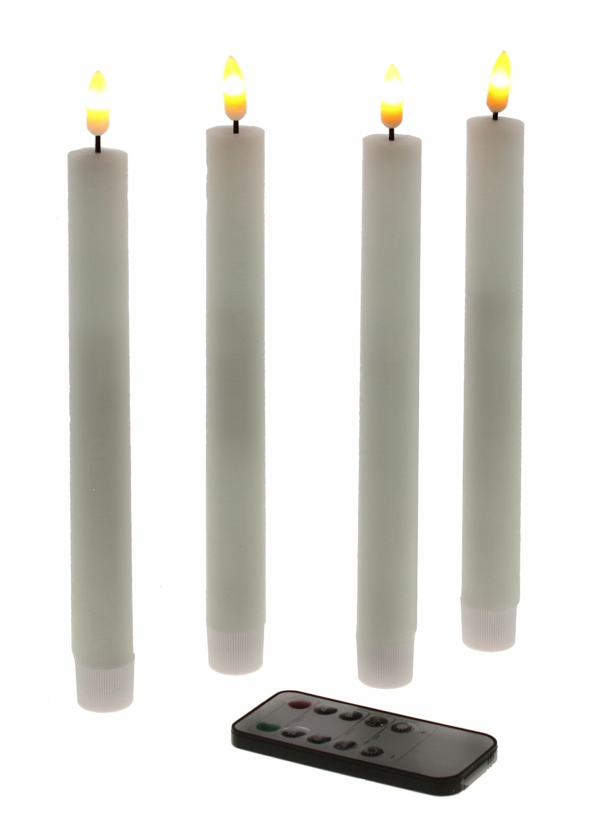 Vier weiße LED-Stabkerzen mit flackerndem Licht und Fernbedienung, frontal betrachtet.