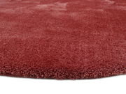 Runder, weicher Teppich in Rot aus der Nähe betrachtet