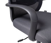 Nahaufnahme eines grauen Drehstuhls mit Armlehne und Netzrückenlehne, seitliche Perspektive