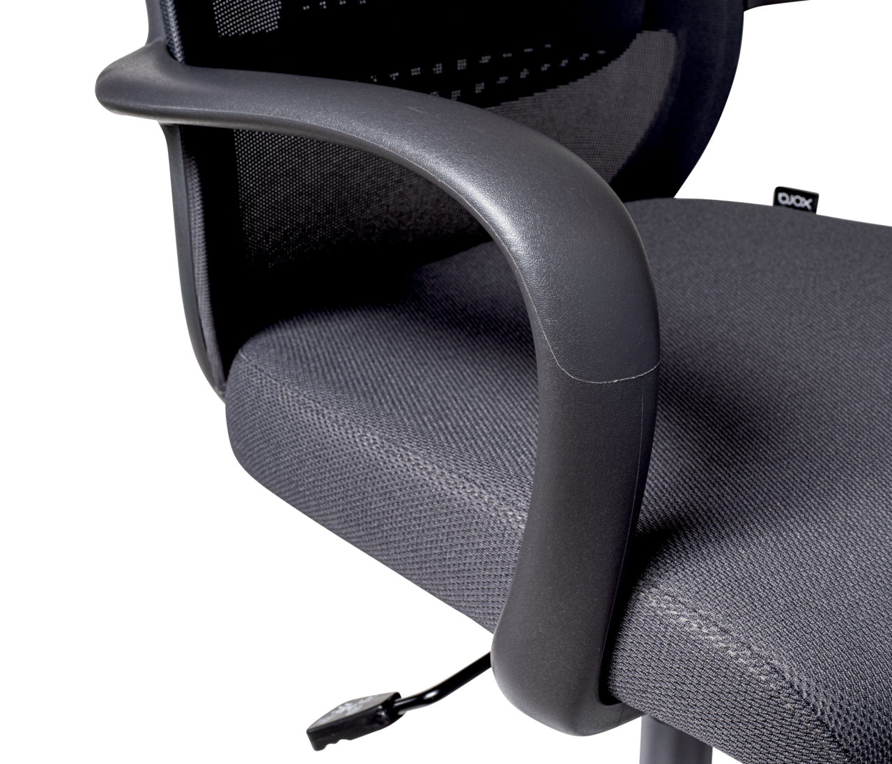 Nahaufnahme eines grauen Drehstuhls mit Armlehne und Netzrückenlehne, seitliche Perspektive