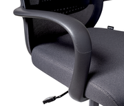 Nahaufnahme eines grauen Drehstuhls mit Armlehne und Netzrückenlehne, seitliche Perspektive