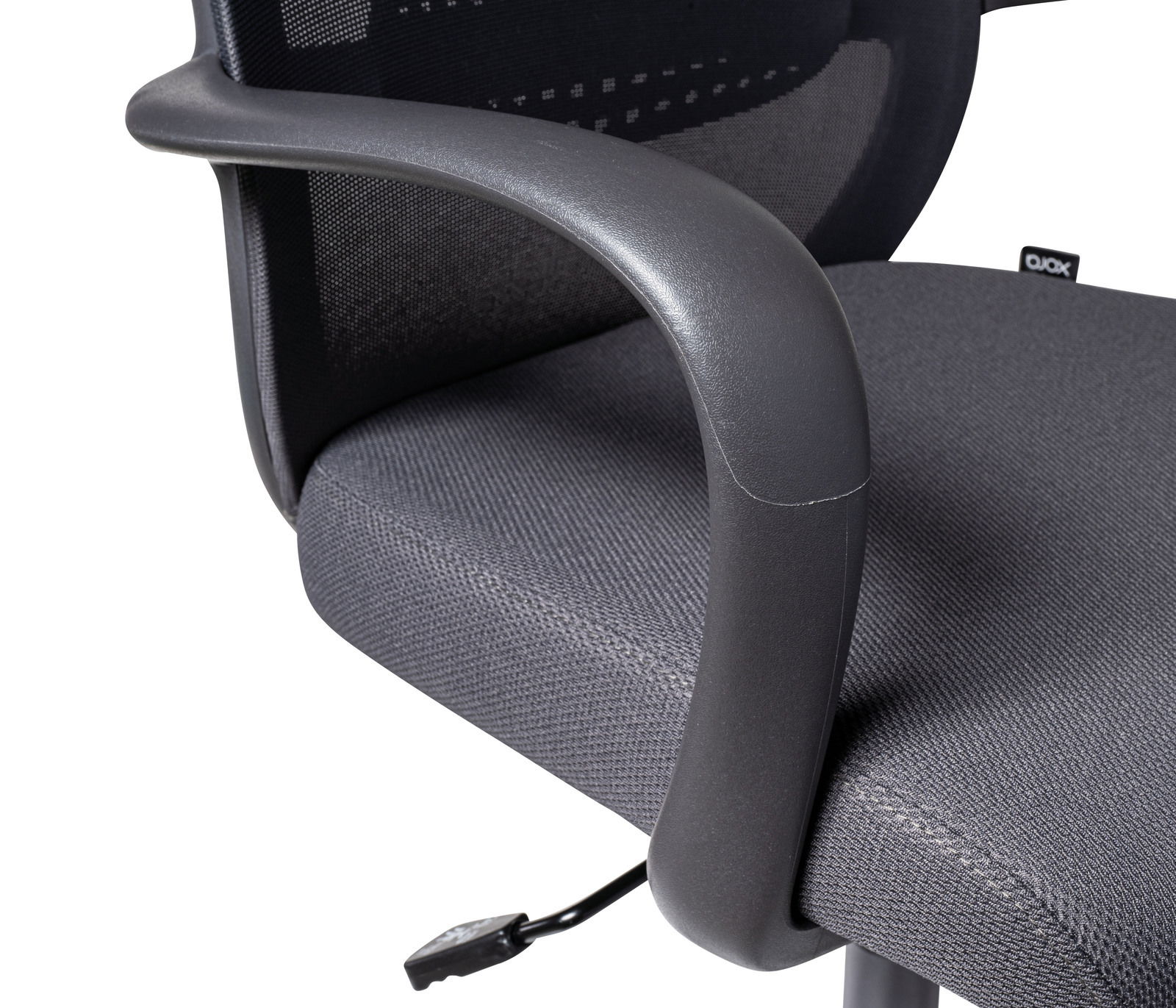 Nahaufnahme eines grauen Drehstuhls mit Armlehne und Netzrückenlehne, seitliche Perspektive