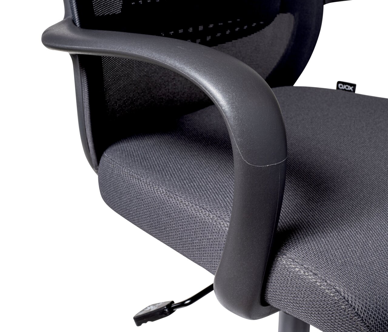 Nahaufnahme eines grauen Drehstuhls mit Armlehne und Netzrückenlehne, seitliche Perspektive