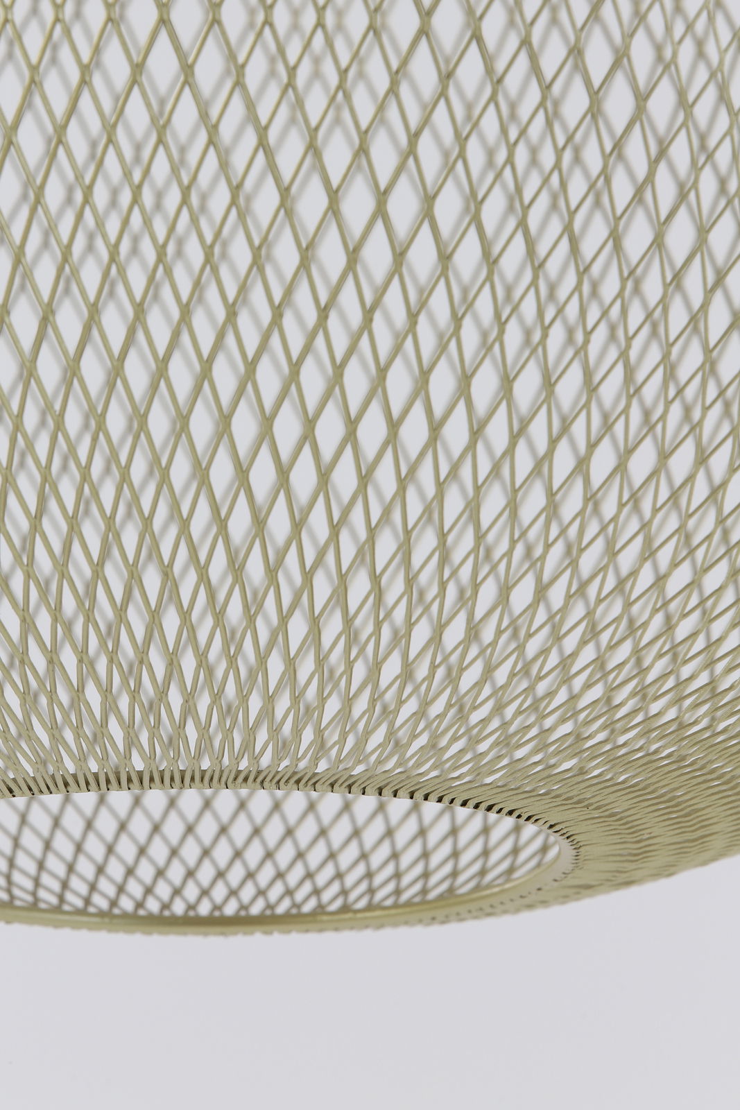 Nahaufnahme einer Hängeleuchte mit einem filigranen, netzartigen Design aus einem hellen Material, von unten betrachtet.