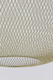Nahaufnahme einer Hängeleuchte mit einem filigranen, netzartigen Design aus einem hellen Material, von unten betrachtet.