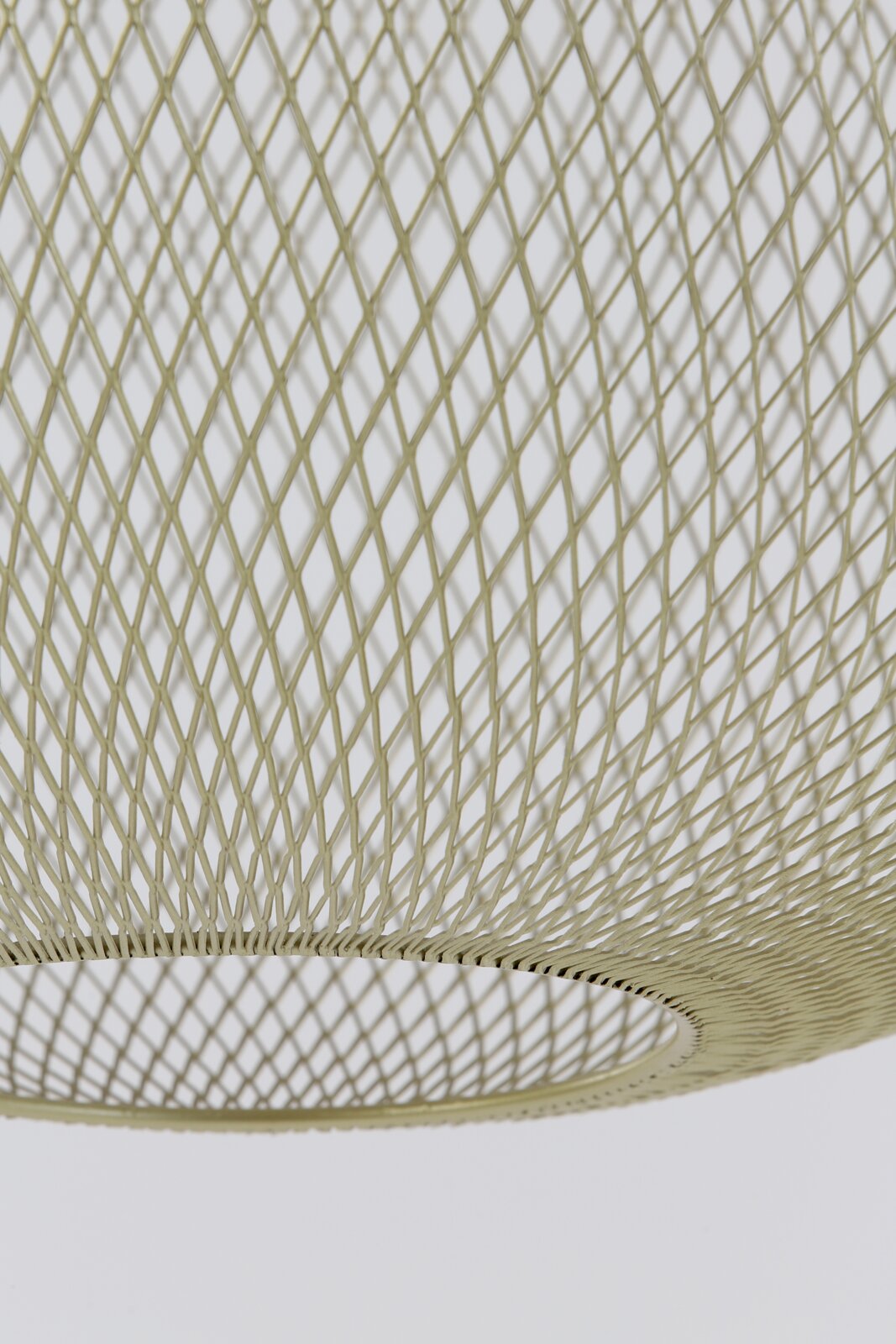 Close-up van een hanglamp met een filigraan, netachtig ontwerp van een licht materiaal, gezien van onderaf.