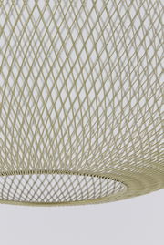 Nahaufnahme einer Hängeleuchte mit einem filigranen, netzartigen Design aus einem hellen Material, von unten betrachtet.